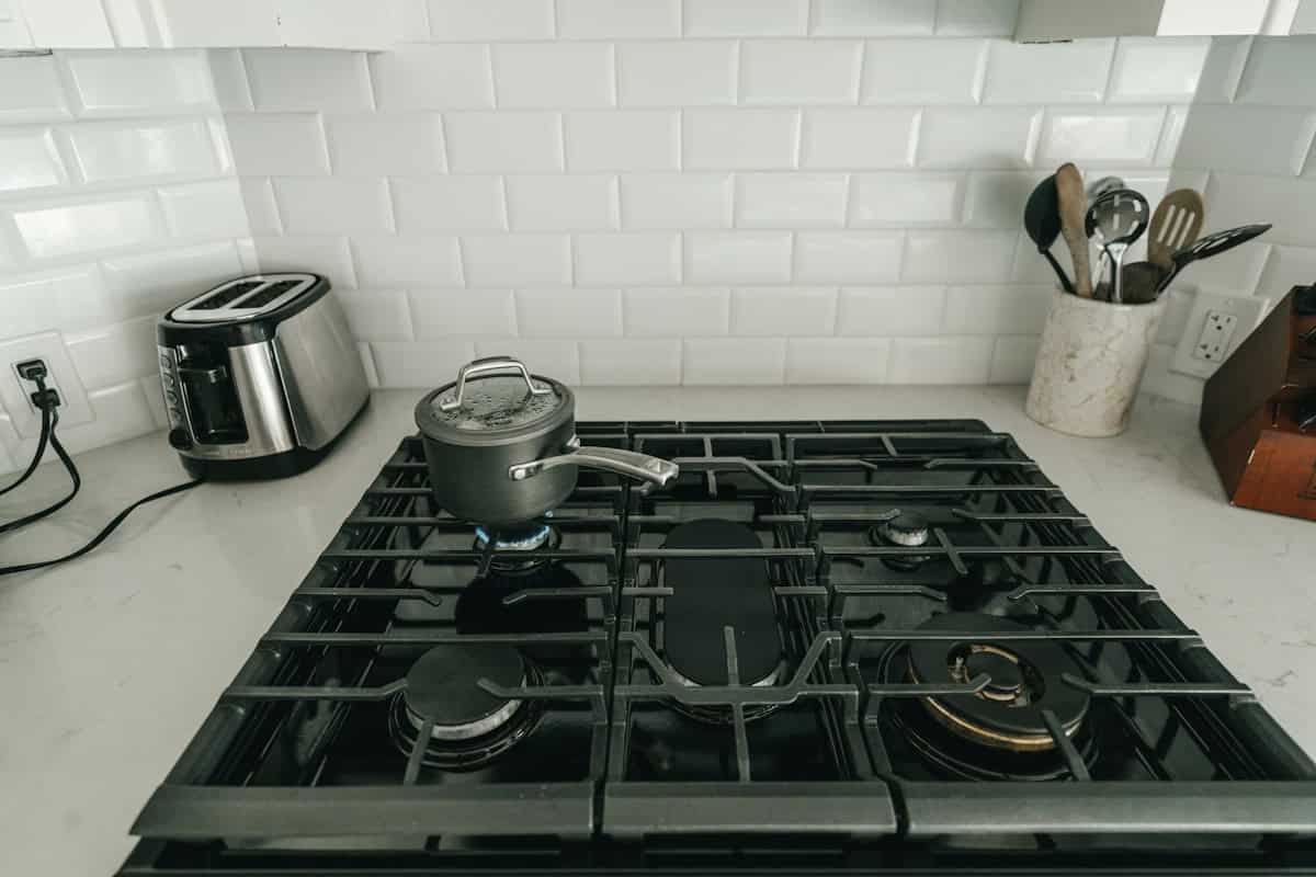 Illustrative stovetop for cookware compatibility and pan detection