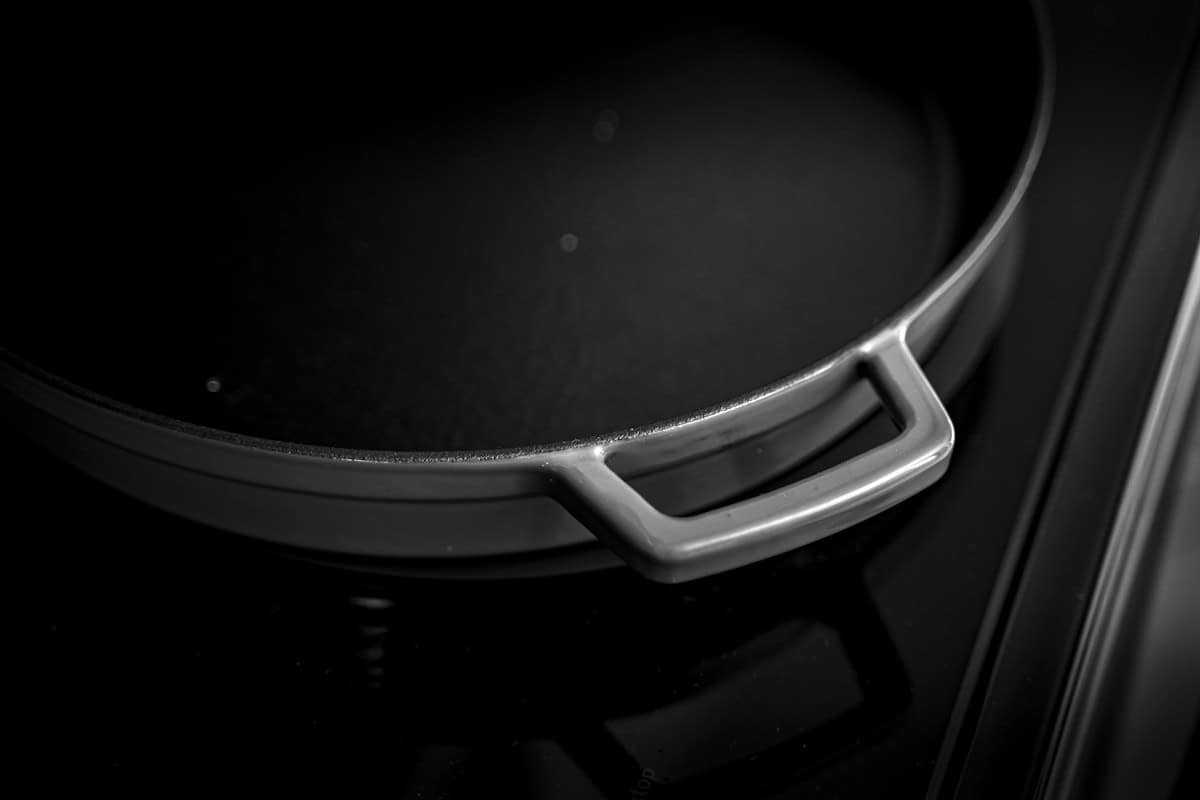 Black cooking pan, general illustration for a cooktop error-code guide