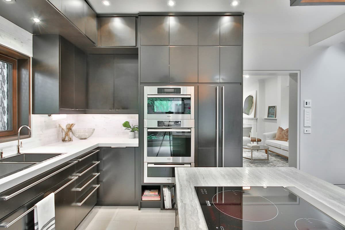Modern kitchen with a cooking area, illustrating power and temperature mode choices